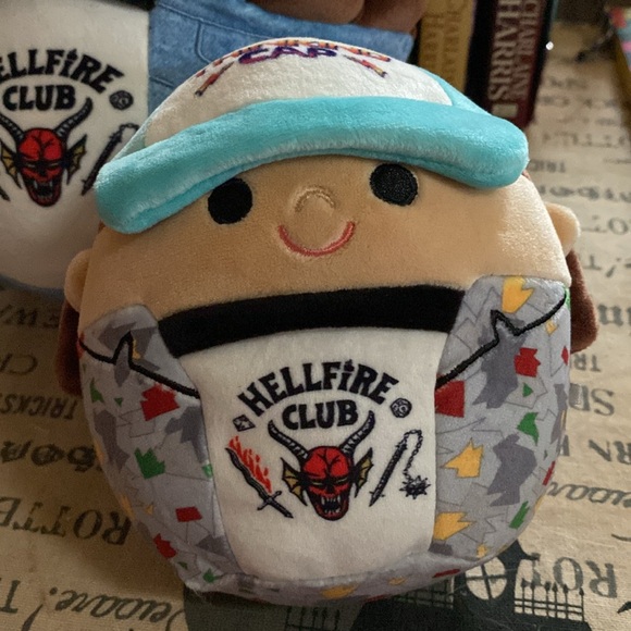 Mint in box Stranger ThingsXSquishmallow Hellfire Club Eddie and Dustin - Picture 8 of 9